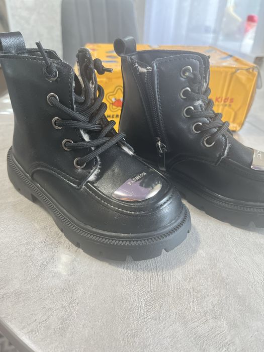 Продам детские ботинки