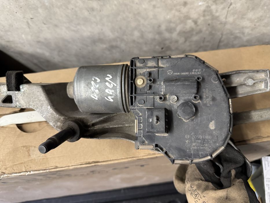 Моторче за чистачки с рамене за W204