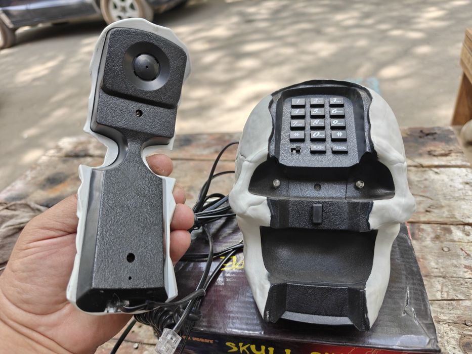 Телефон в форме  черепа