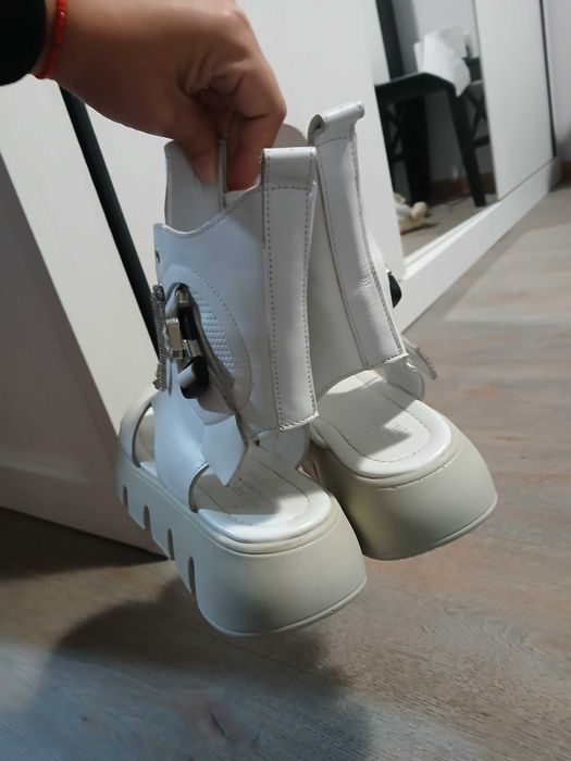 Бели спорно елегантни сандали 39