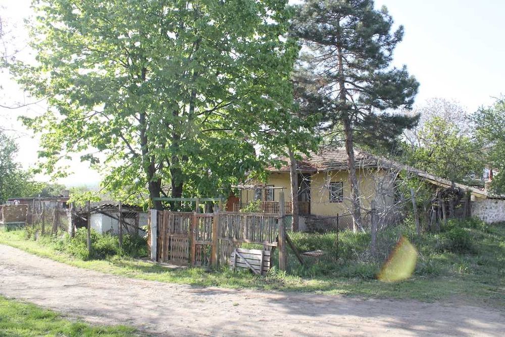 Самостоятелна къща с голям двор в с. Горица