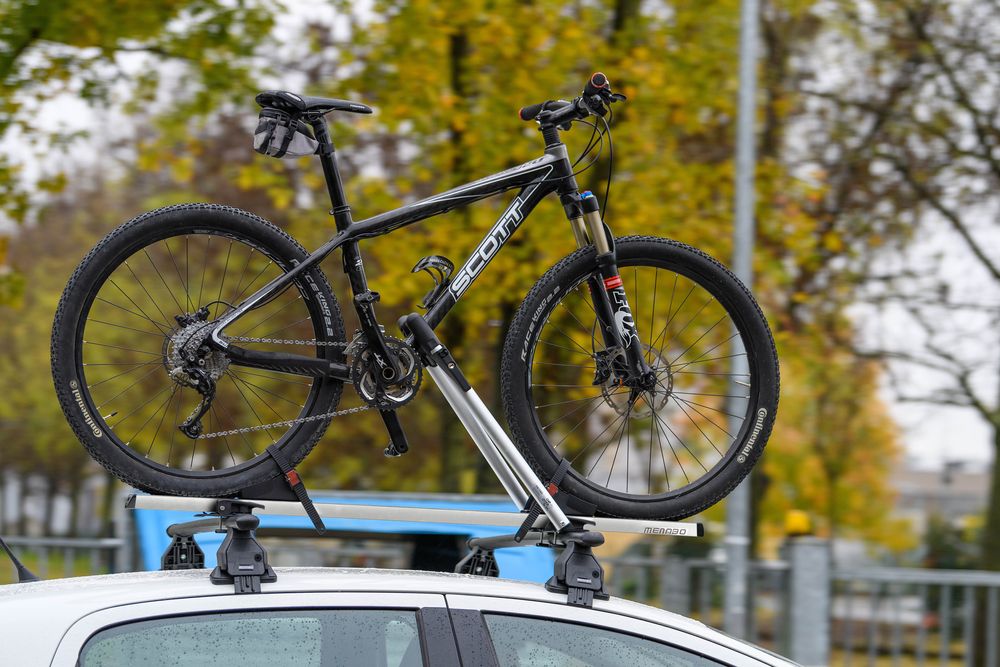 Suport bicicleta auto Menabo Juza cu prindere pe bare transversale