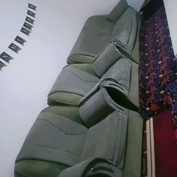 Kreslo dva divana sostoyaniye normalnoye