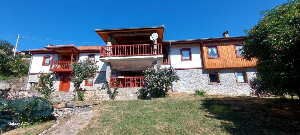 Продавам къща за живеене и къща за гости с голям двор