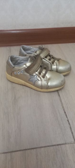 Срочно продам кроссовки