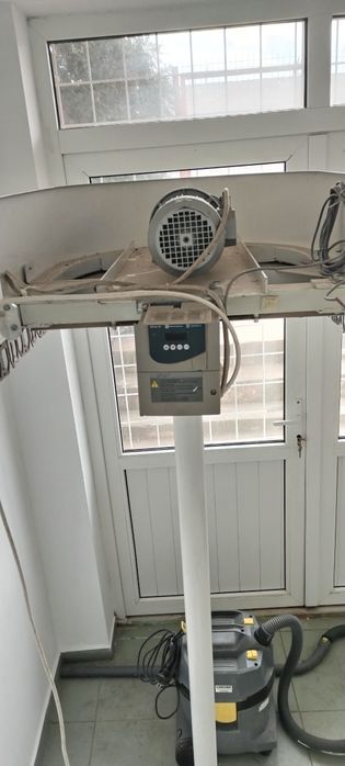 Conveior umerase haine