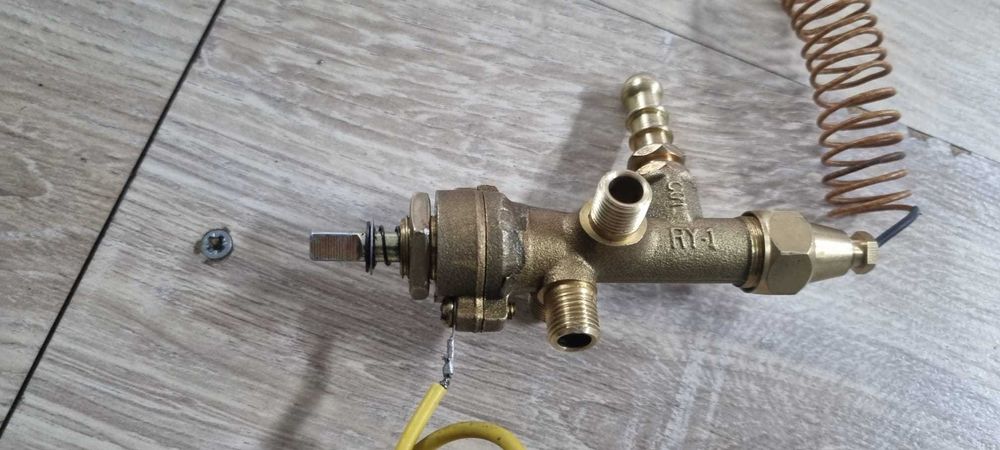 Robinet / supapă gaz GPL sobă Hendingburg – 3 ieșiri – original