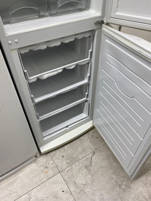 Морозильник - шкаф indesit белый