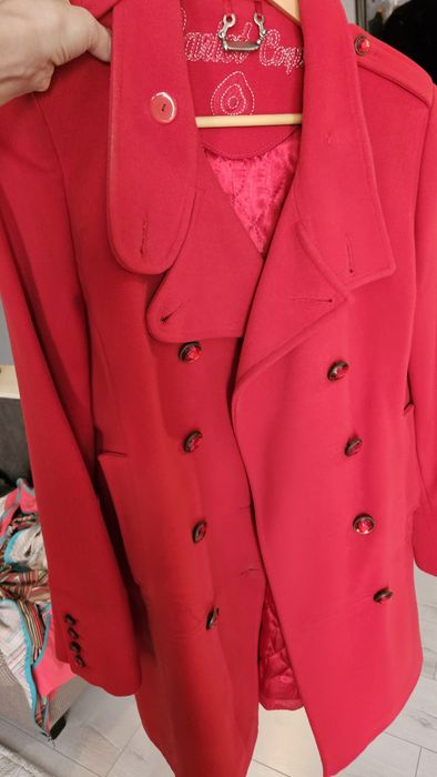 Продам красное кашемировое пальто