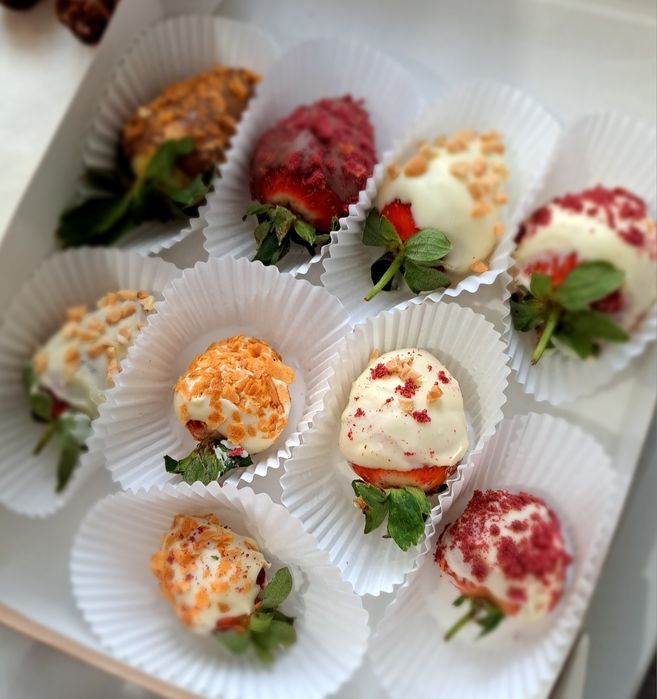 Финики и клубника в шоколаде