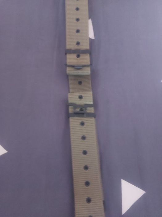 Vând articole militare în culori variabile.