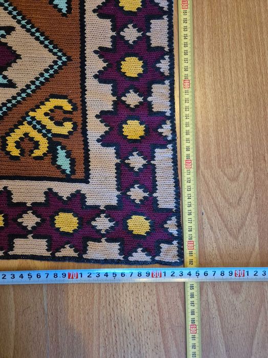 Covor cu motive artistice + 3 perne