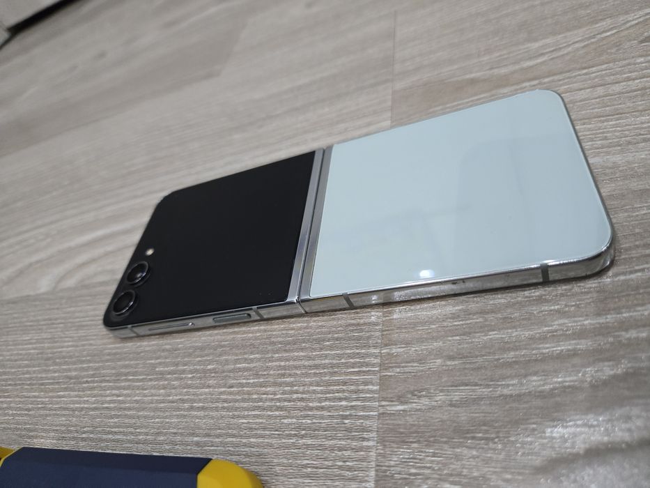 Продам Samaung Galaxy Z Flip 5 8/512