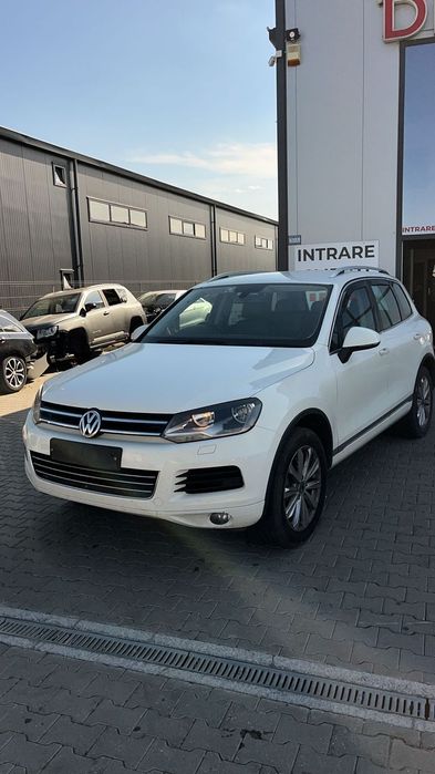 Dezmembram Volkswagen Touareg 3.0 TDI (CRC) din 2013