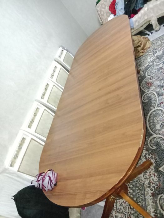 Гостевой стол из дерева