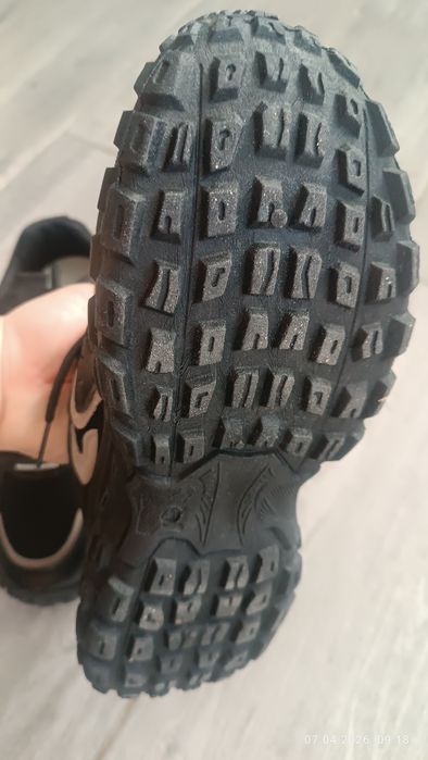 Кроссовки черные 41р