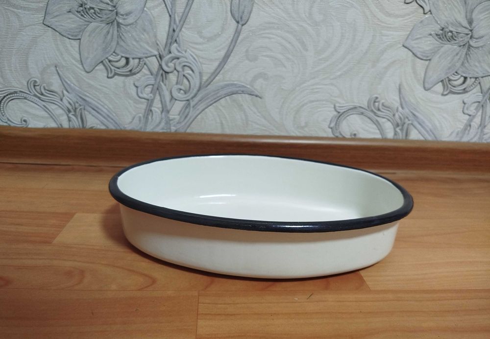 Металлический лоток, судно, чашка эмалированная