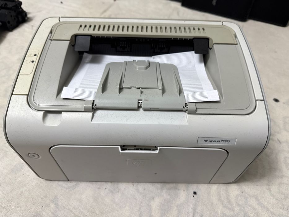 Hp P 1005 Oqqora Printer Tiniq ishlidi kabellari bor srochno