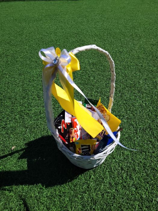 Букеты из конфет и корзины