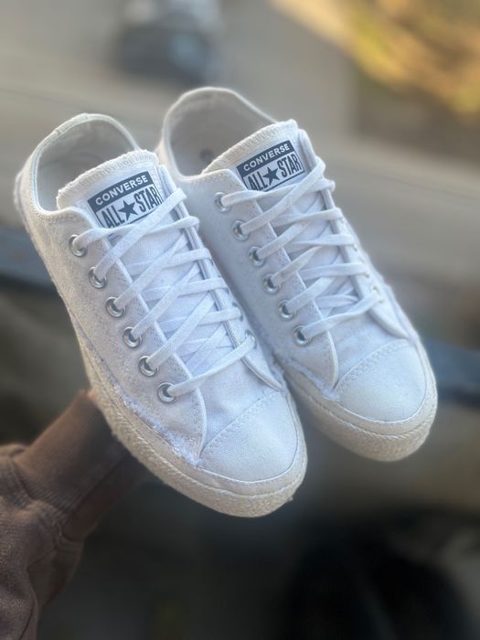 Бели Converse маратонки