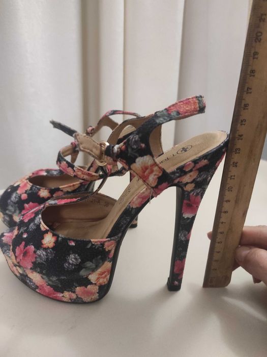 Босоножки летние на каблуке