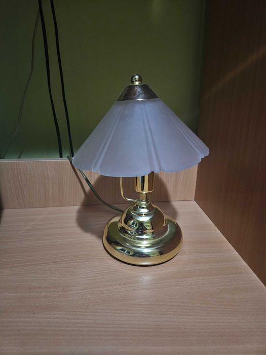 Veioza eleganta vintage cu abajur sticla mata si baza metalica aurie