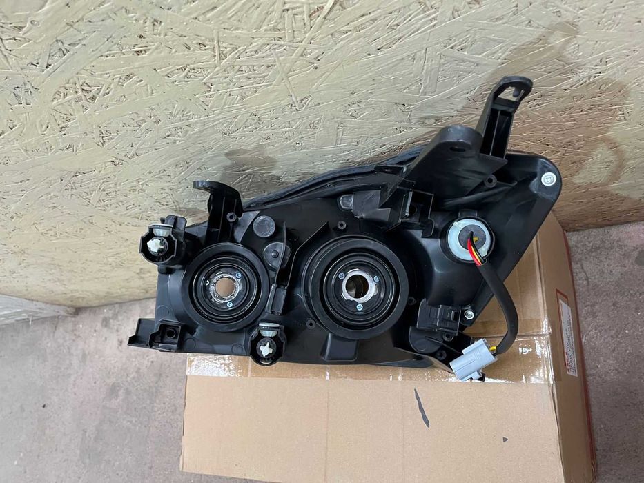 Фара на Toyota Rav4  2009- / Рав4 2012