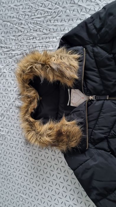 Geaca neagra Bershka marime S Primavara-Toamna cu guler de blana artif