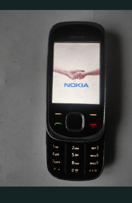 Telefon cu tastatură cu cameră foto video, foarte bine întreținut, arată foarte bine.
