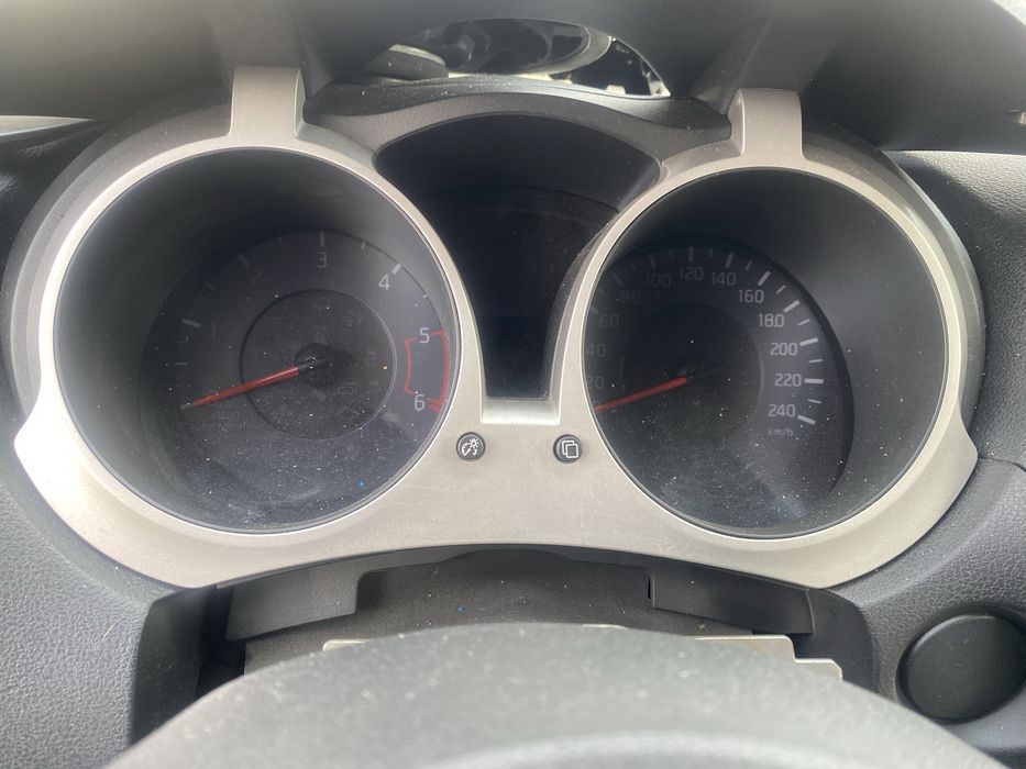 Централна конзола,волан,километраж Nissan Juke