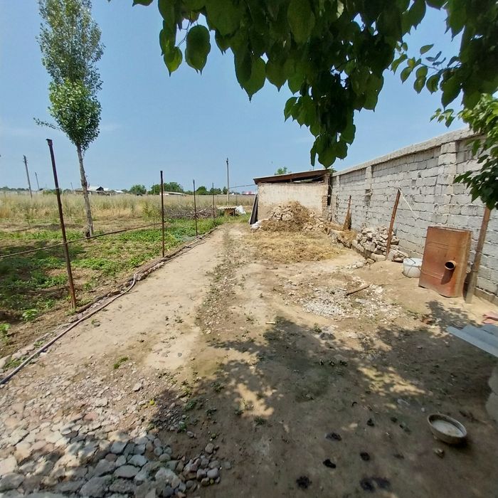 Продаётся дом Дача возле ангрен реки. Двухэтажная с удобствами.