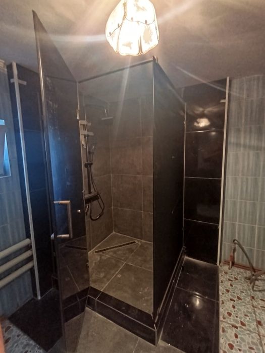 Стеклянные душевые кабины и перегородки