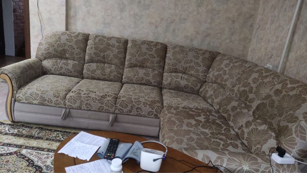 Продам диван угловой самовывоз