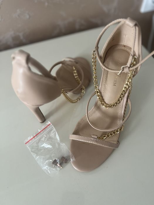 Сандали на ток от Dezee