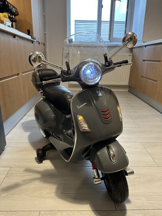Vespa electrică copii Piaggio – lumini LED, muzică, stare foarte bună