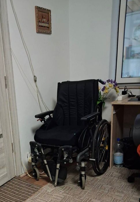 Scaun cu rotile pentru persoane cu dizabilități