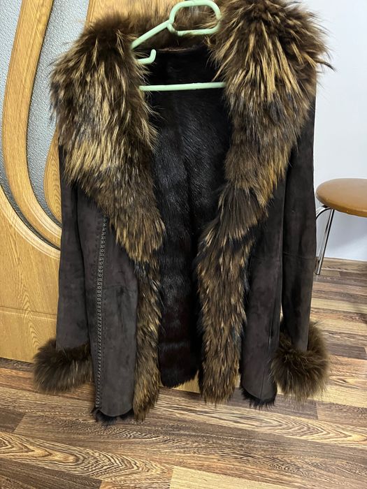 Haina de blana cu par din vulpe si piele natueala ,haina e de  marca  marime M-xxl pret 1500 ron  tel 0729669925