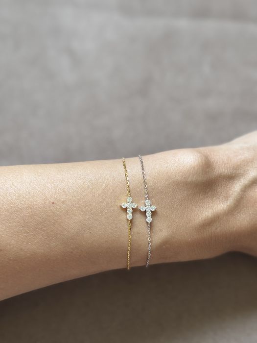 Сребърни гривни с кръстче или детелина и мойсанит (блясък на диамант)