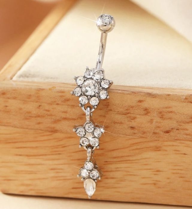 Обеца за пъп с интересна висулка