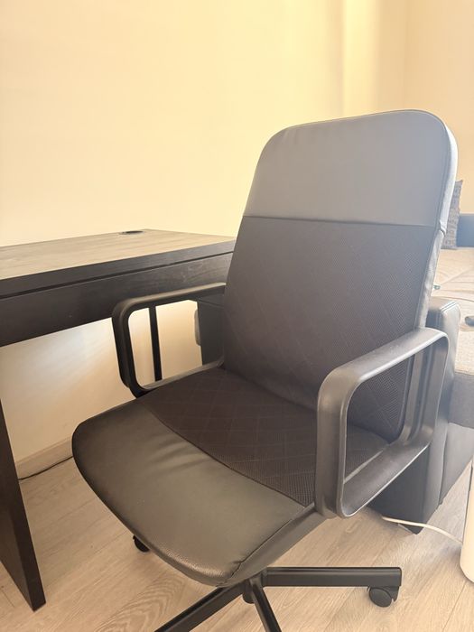 Birou IKEA cu scaun – ideal pentru studiu / laptop