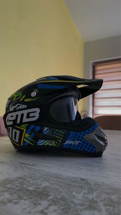 Cască cu ochelari nouă