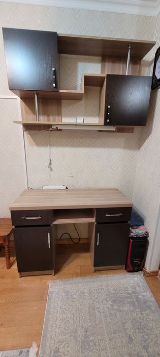 Продам срочно книжную полку со столом