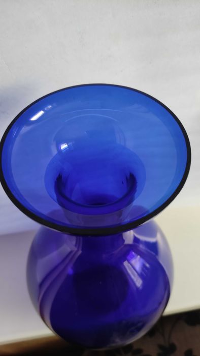 Голяма ваза от ръчно издухано стъкло