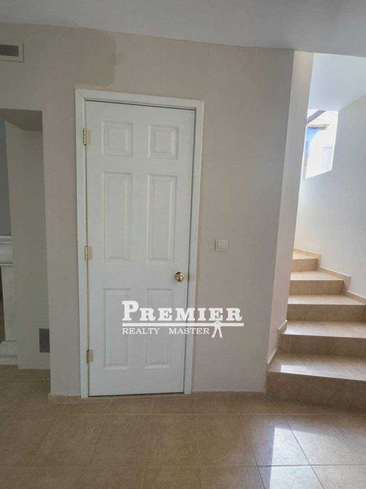 Продава се напълно оборудвана и обзаведена двуетажна къща