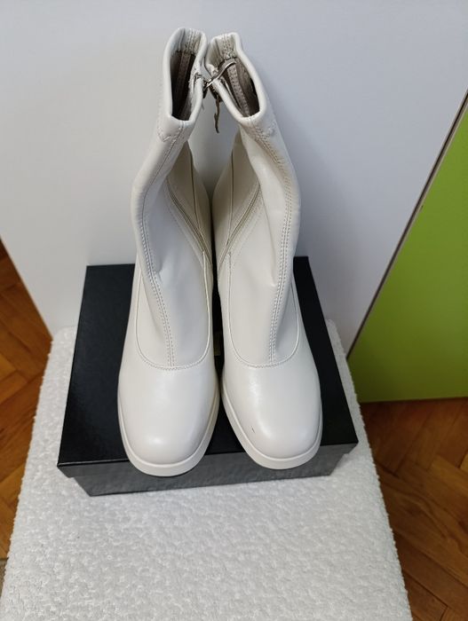 Бежови Дамски боти