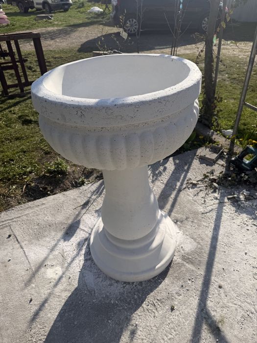 Ghiveci de flori din beton alb