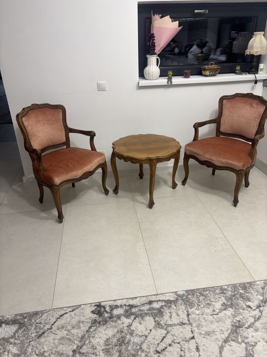 Set Vintage Stil Louis XV – 2 Fotolii Catifea Somon și Măsuță Cafea