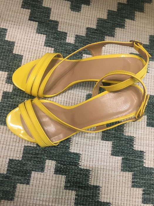 Жълти сандали на ток