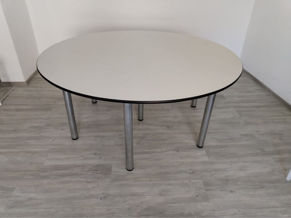 Mese rotunde si scaune chiavari