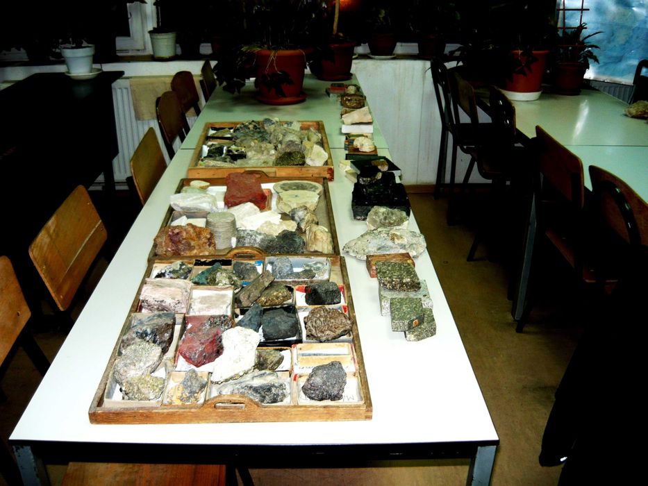 Pietre semipretioase / esantioane mineralogie, petrologie si zacaminte